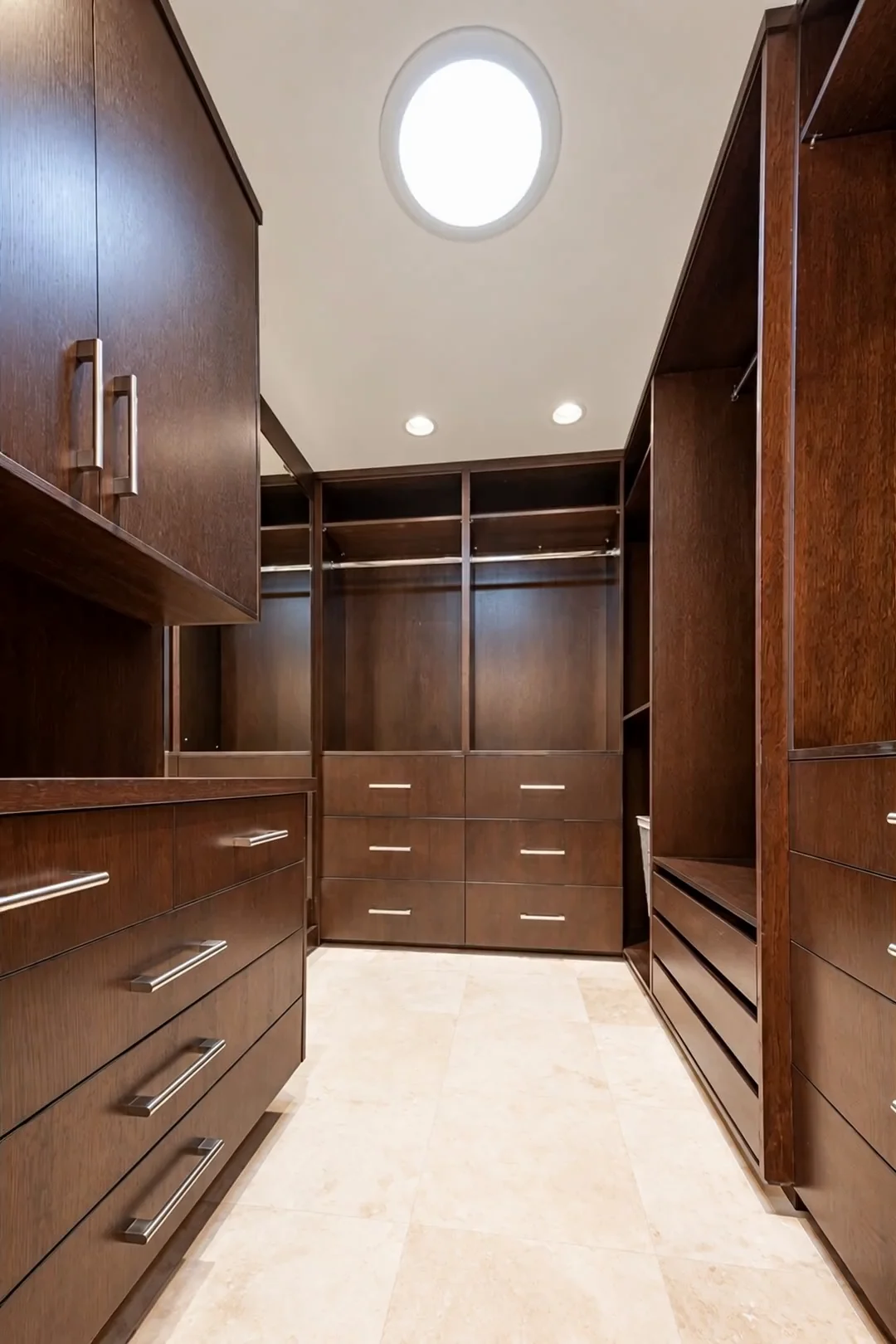 Finished residence — Walk-in closet